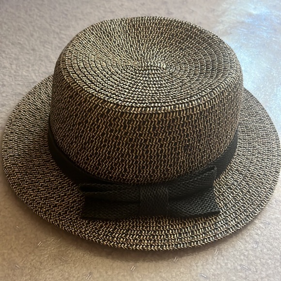 Beige/black straw hat. With a black bow. - Picture 3 of 11